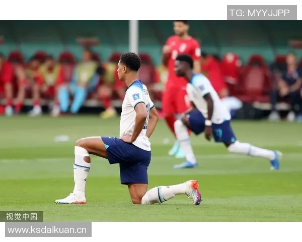 英超球员本周赛前首次单膝下跪共同反对种族歧视行动 英超球员本周赛前首次单膝下跪共同反对种族歧视行动