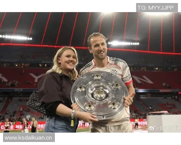 拜仁球员凯恩迪亚斯杰克逊齐聚慕尼黑啤酒节欢庆盛宴