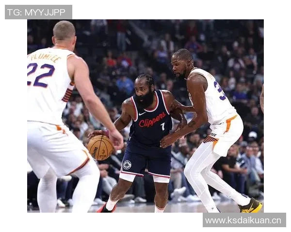 哈登谈球队配合训练称赞祖巴茨与科林斯的默契与随机应变能力